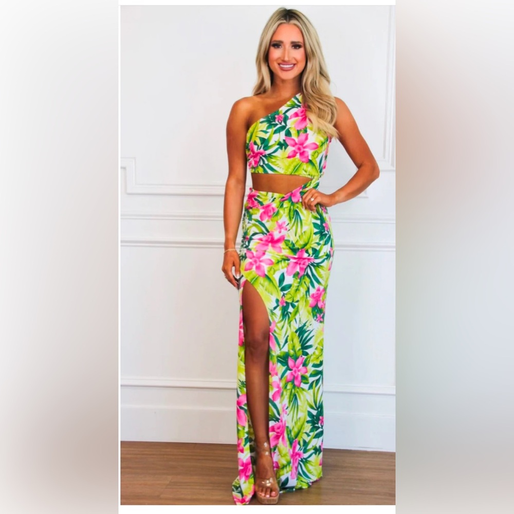 Like new, Bella & Bloom tropical one shoulder dress w/cutout & slit